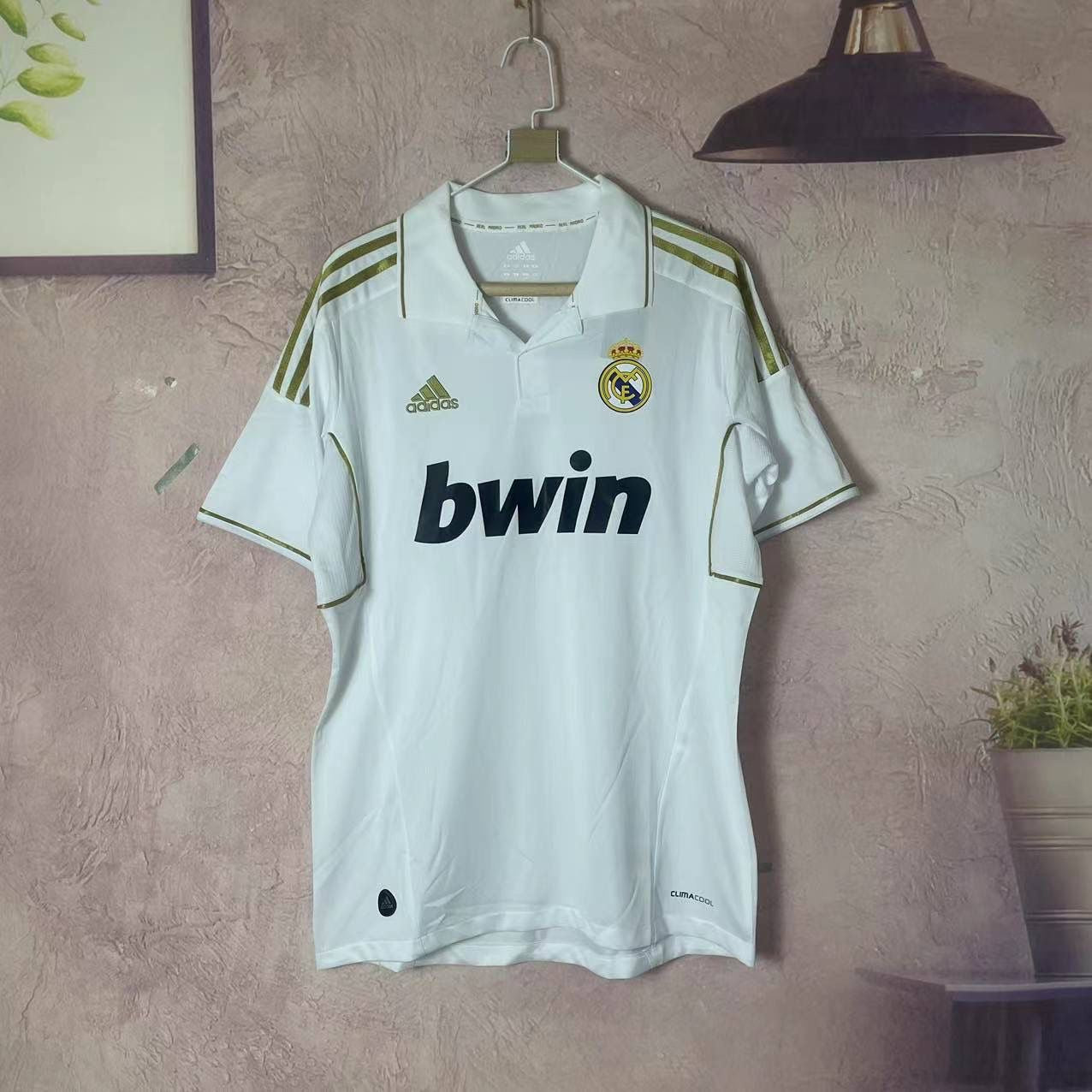 REAL MADRID RETRO JERSEY